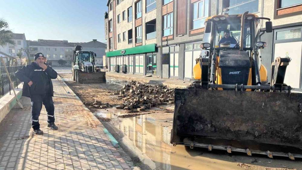 Gemlik Belediyesi’nden asfalt ve kaldırım atağı
