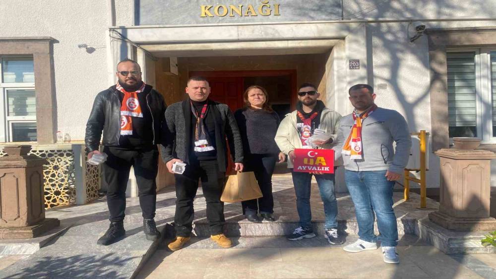 Ayvalık’ta Galatasaray’ın taraftar grubundan Alzheimer hastalarına anlamlı destek
