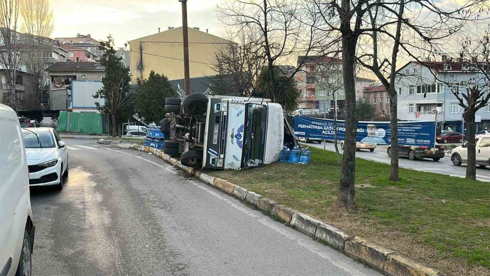 Ataşehir’de freni patlayan kamyonet devrildi
