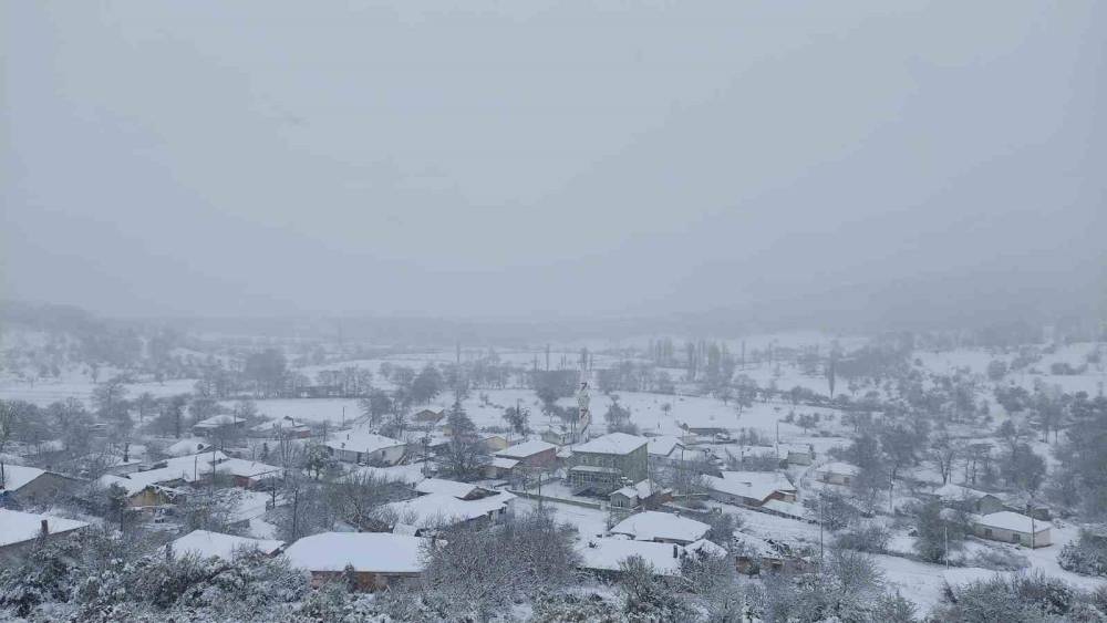 Yenice’nin yüksek kesimlerindeki dağ köyleri beyaza büründü
