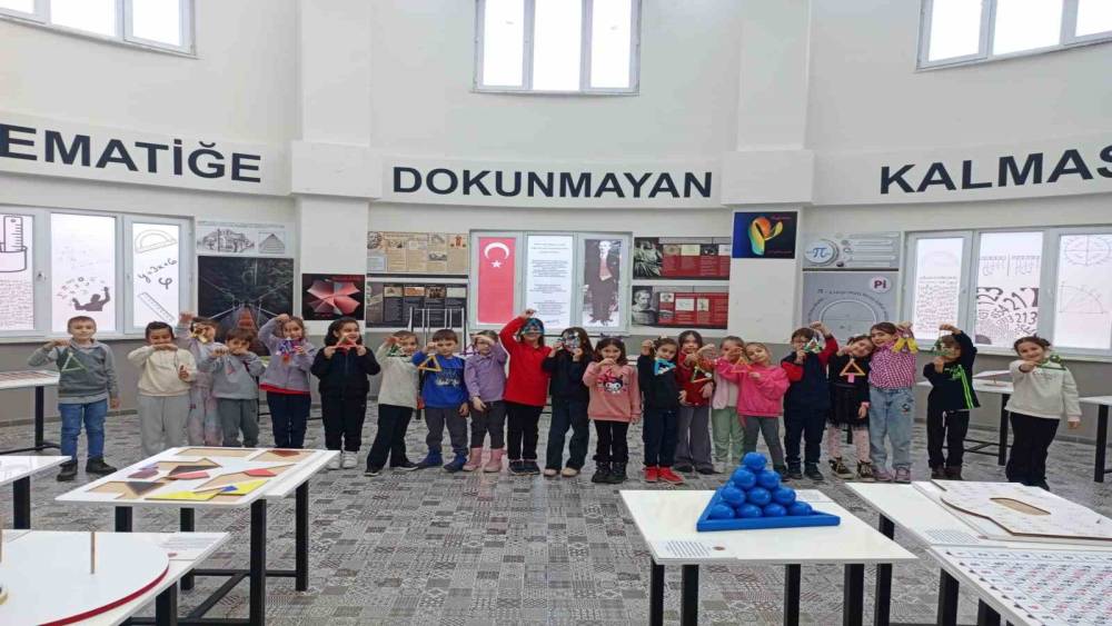 200 öğrenci ücretsiz şekilde birçok alandaki dersleri görüyor
