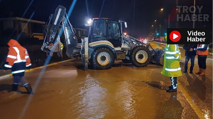 Su baskını nedeniyle trafiğe kapanan İzmir - Çanakkale Karayolu tekrar trafiğe açıldı