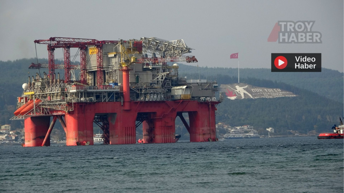 ‘Transocean Barents' Petrol Platformu Çanakkale Boğazı'ndan geçti