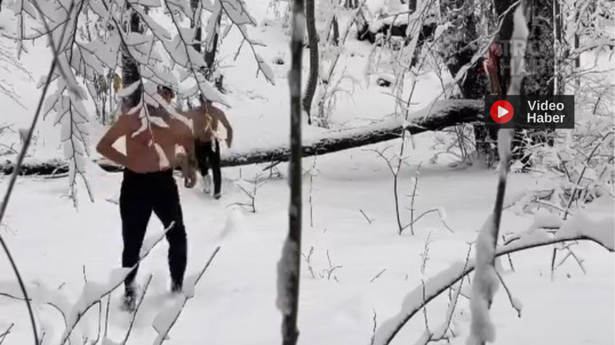 Uludağ'da dondurucu soğukta iki arkadaşın kar banyosu keyfi